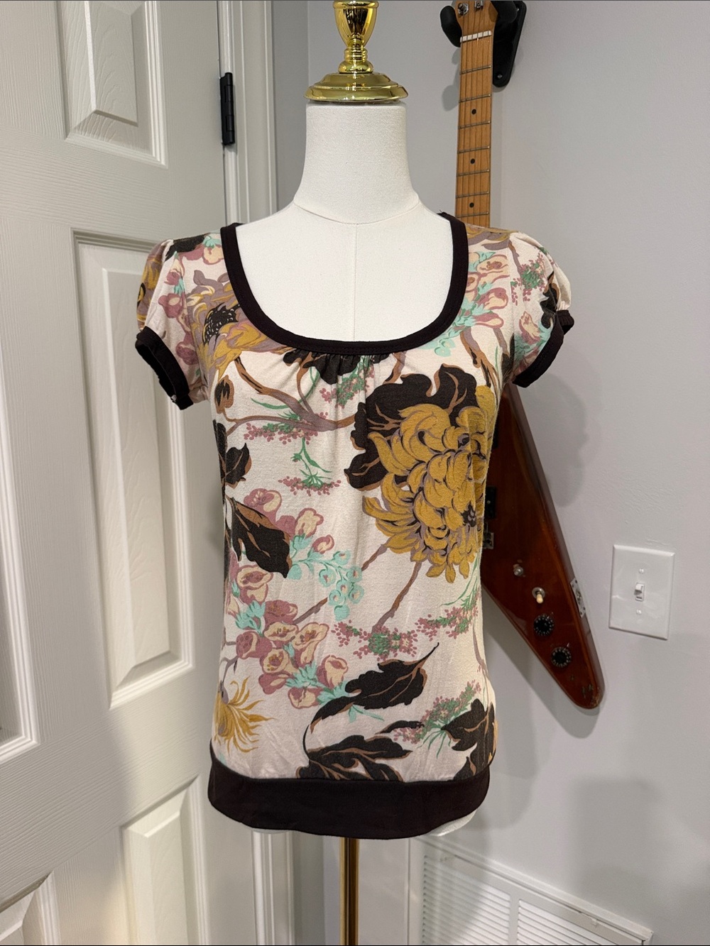 DO+BE Scoop Neck Floral Top with open back in Ivory, Mustard & Mint